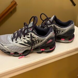 Women’s Mizuno wave prophecy 8